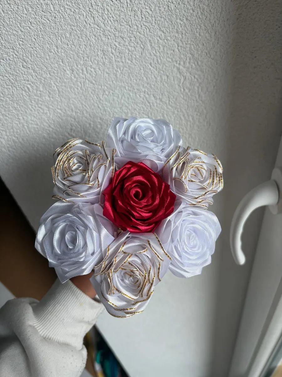 Bouquet de roses en satin blanches à liseré doré avec une rose rouge au centre